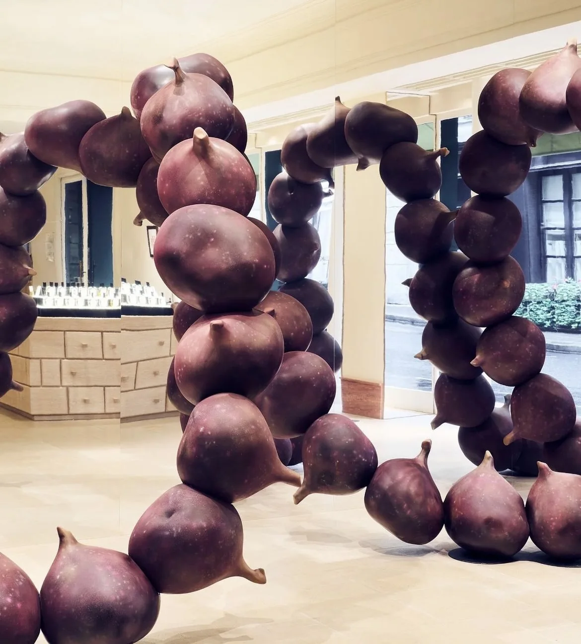 Purpurowa rzeźba o organicznych kształtach w przestrzeni publicznej