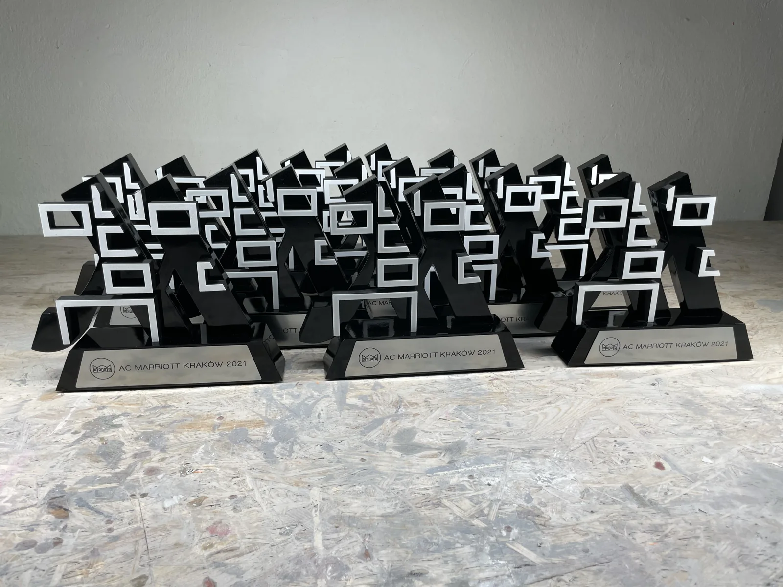Seria czarnych geometrycznych statuetek z białymi detalami