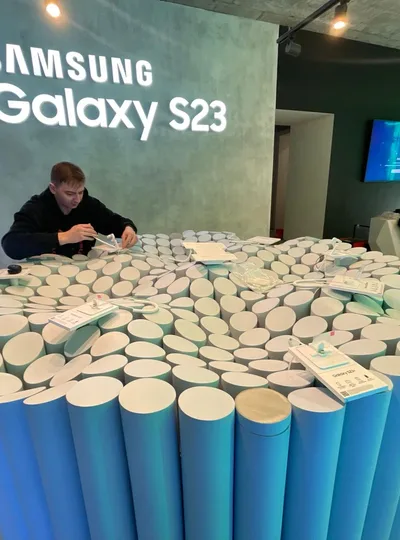 Instalacja z jasnych cylindrycznych modułów