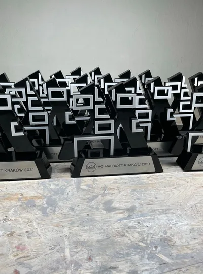 Seria czarnych geometrycznych statuetek