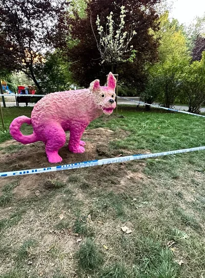 Różowa rzeźba fantastycznego zwierzęcia w ogrodzie