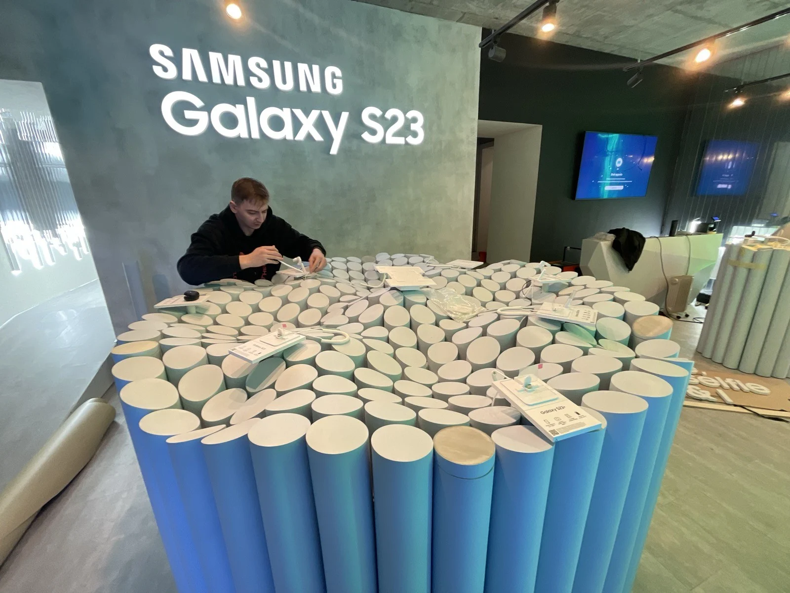 Instalacja z jasnych cylindrycznych elementów o zróżnicowanej wysokości